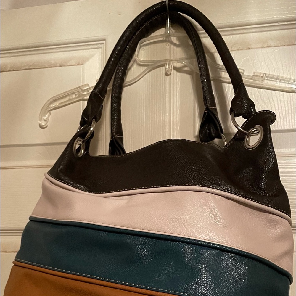 Very nice Durable leather like Material on Bag 💼 No damages, stains, tears.